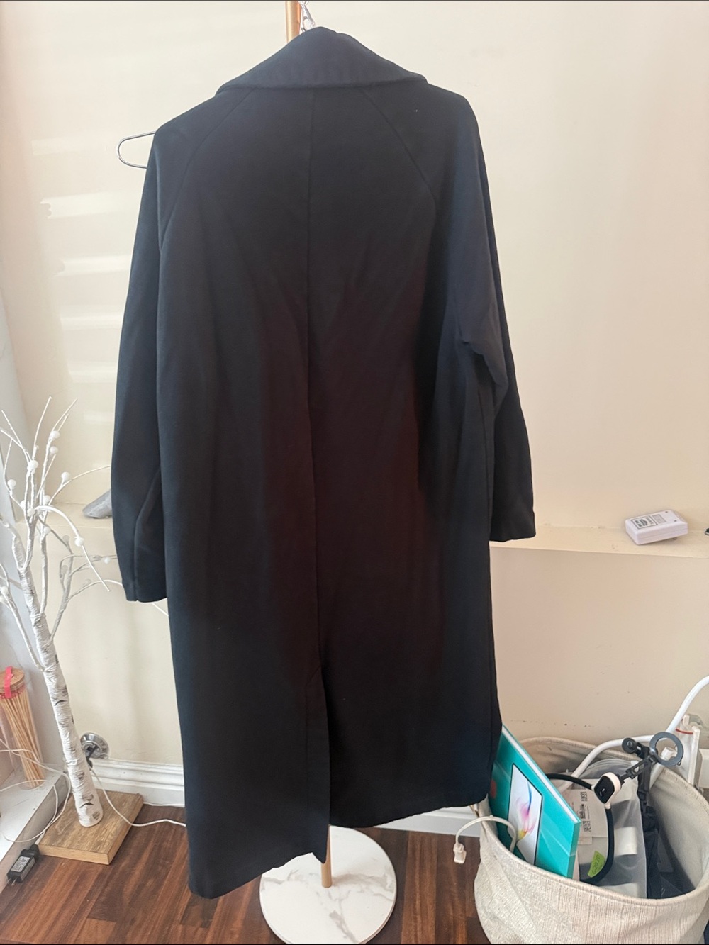 Vuori Black Open-Front Trench Coat - Picture 5 of 5